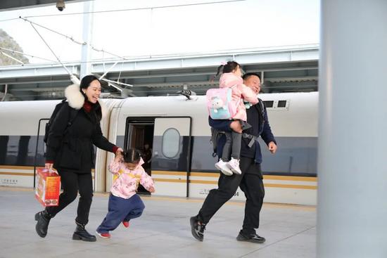 中国铁路服务升级推动旅客出行体验革新-纤复智造机械有限公司(图2)