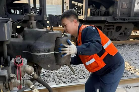 年轻职工攒瓶送物 温暖听障老人寒冬-纤复智造机械有限公司(图5)