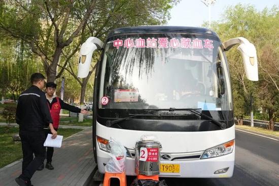 年轻职工攒瓶送物 温暖听障老人寒冬-纤复智造机械有限公司(图7)