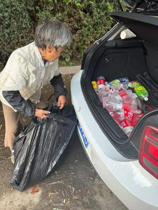 年轻职工攒瓶送物 温暖听障老人寒冬-纤复智造机械有限公司(图2)