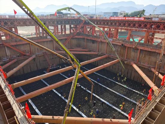 宜昌长江公铁大桥8号墩主塔承台完成首次混凝土浇筑(图4)