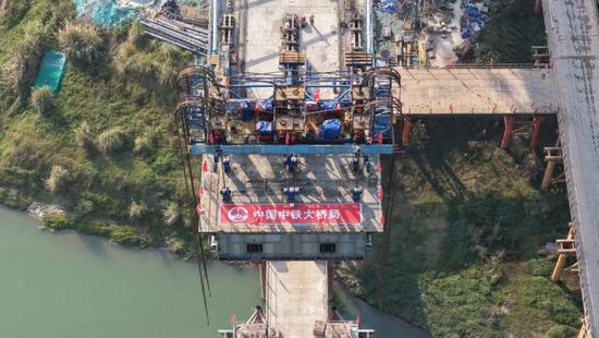 高铁沱江特大桥钢混段吊装完成，施工技术实现突破-纤复智造机械有限公司(图3)