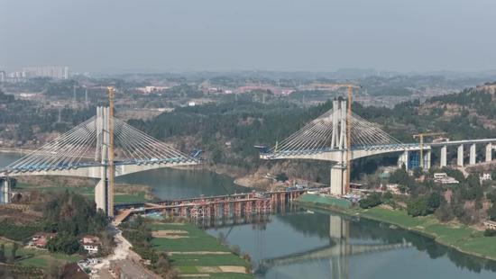 高铁沱江特大桥钢混段吊装完成，施工技术实现突破-纤复智造机械有限公司(图4)