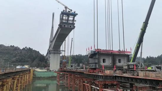 高铁沱江特大桥钢混段吊装完成，施工技术实现突破-纤复智造机械有限公司(图5)