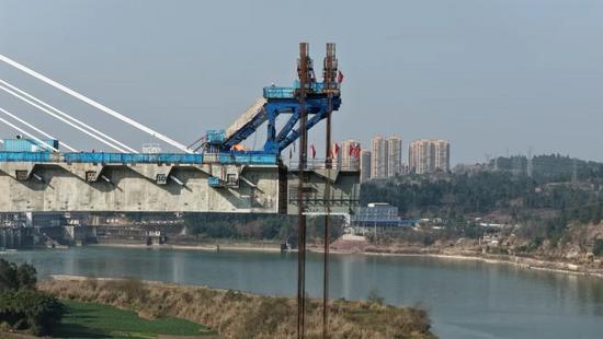 高铁沱江特大桥钢混段吊装完成，施工技术实现突破-纤复智造机械有限公司(图6)
