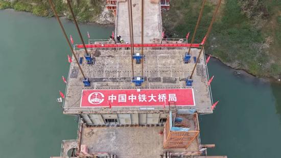 高铁沱江特大桥钢混段吊装完成，施工技术实现突破-纤复智造机械有限公司(图7)