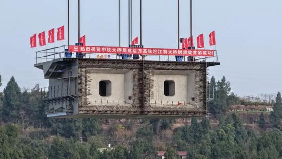 高铁沱江特大桥钢混段吊装完成，施工技术实现突破-纤复智造机械有限公司(图8)