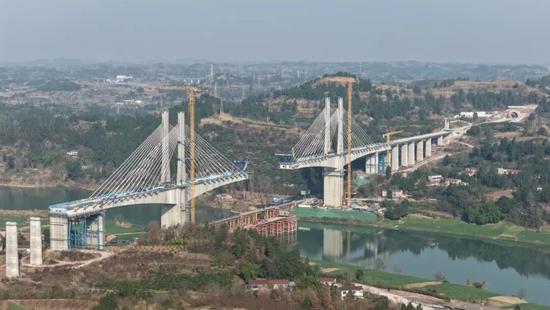 高铁沱江特大桥钢混段吊装完成，施工技术实现突破-纤复智造机械有限公司(图9)