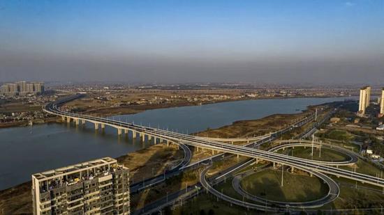 高铁沱江特大桥钢混段吊装完成，施工技术实现突破-纤复智造机械有限公司(图13)