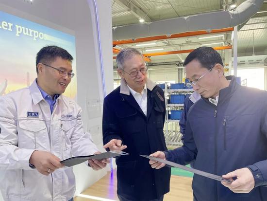 一汽领导调研解放动力新能源业务 燃电技术发展受关注-纤复智造机械有限公司(图2)