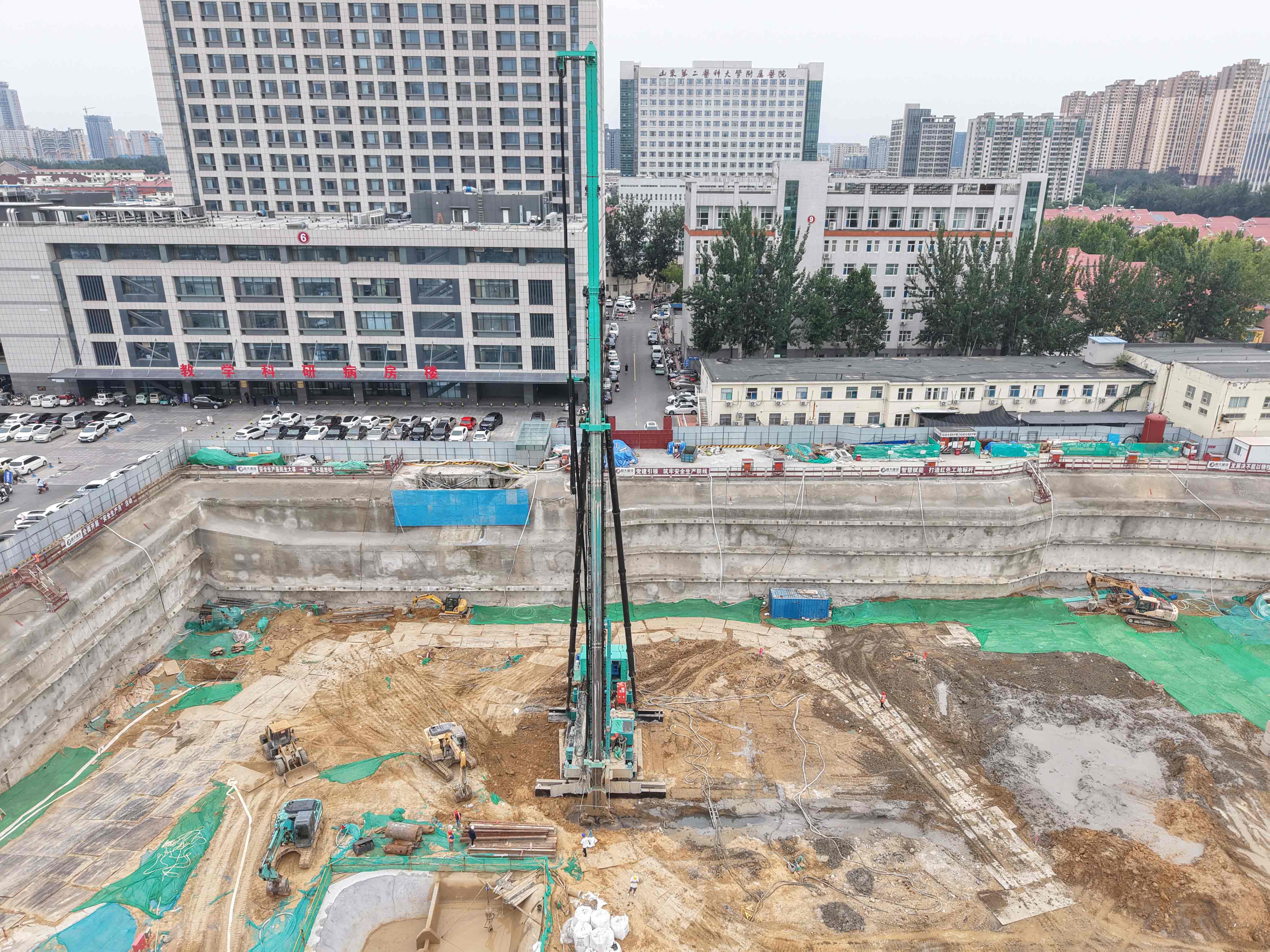 双轮搅拌钻机助力山东重点医疗项目建设止水帷幕工程-纤复智造机械有限公司(图9)