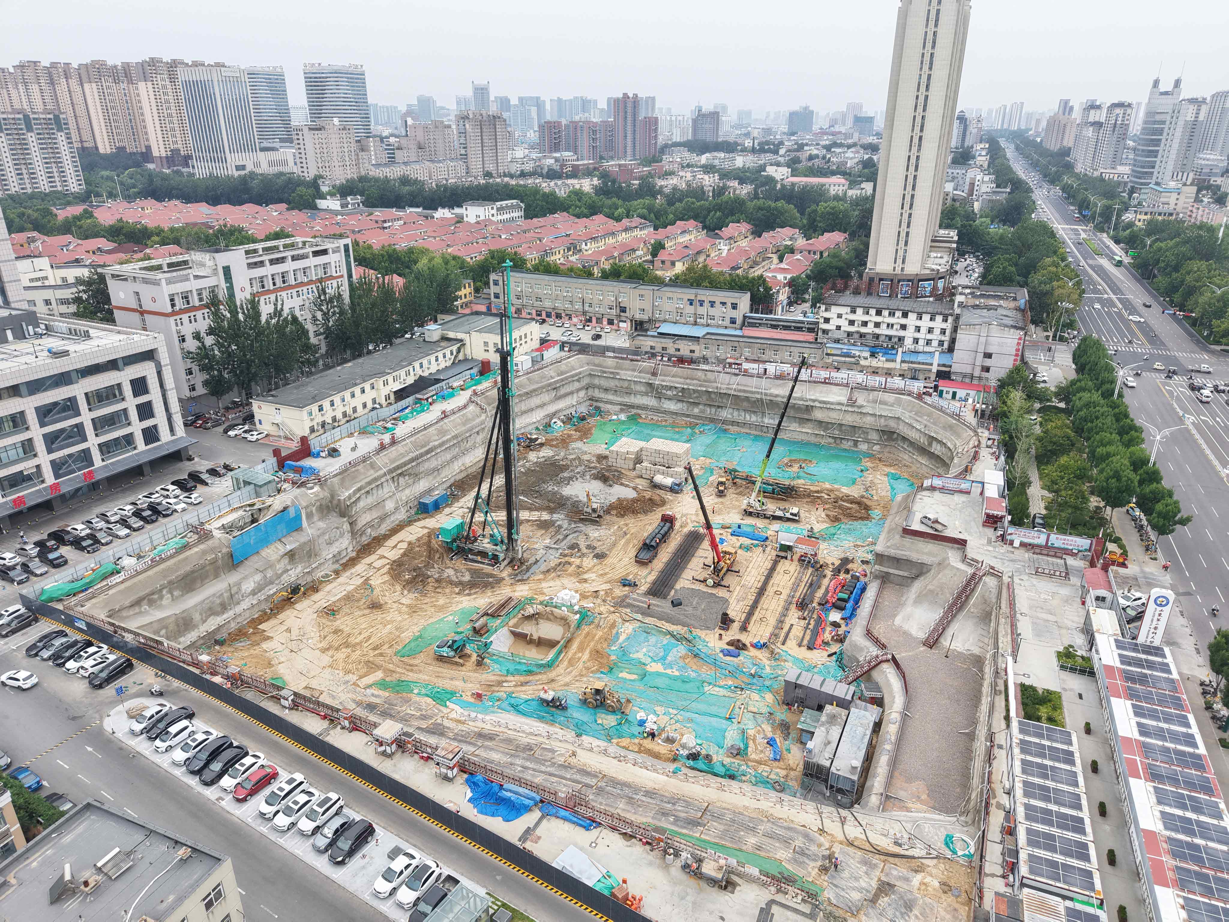 双轮搅拌钻机助力山东重点医疗项目建设止水帷幕工程-纤复智造机械有限公司(图3)