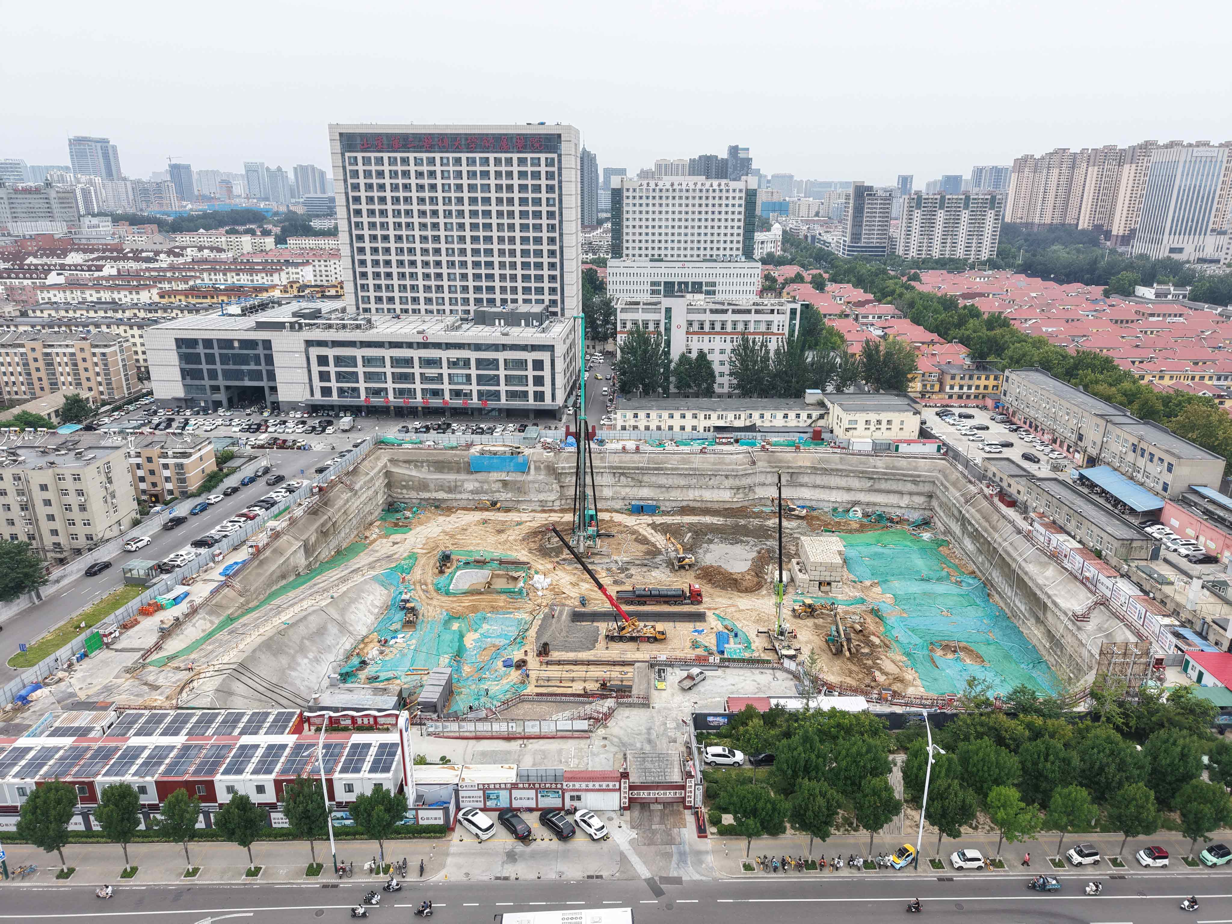 双轮搅拌钻机助力山东重点医疗项目建设止水帷幕工程-纤复智造机械有限公司(图2)