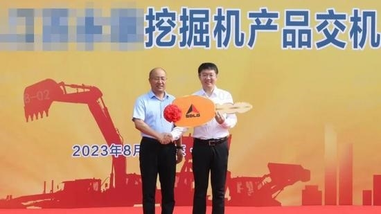 山东临工与江苏集团举行挖掘机交机仪式 深化战略合作关系-纤复智造机械有限公司(图3)