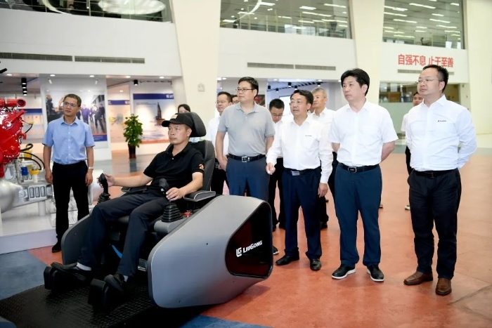 海螺集团与柳工深化战略合作 布局绿色低碳产业转型升级-纤复智造机械有限公司(图2)